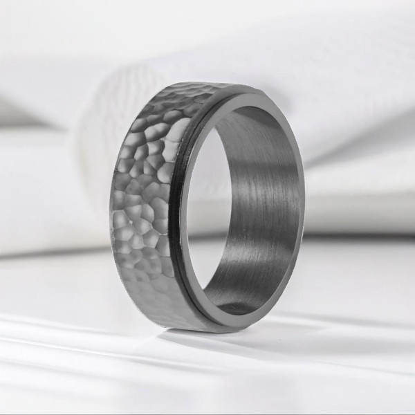 Bague homme anti stress tournant acier martelee personnalisable