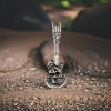 Colgante de plata 925 para guitarra calavera de hombre.