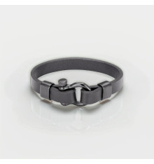 Pulsera de cuero negro con cierre de grillete marino de acero.