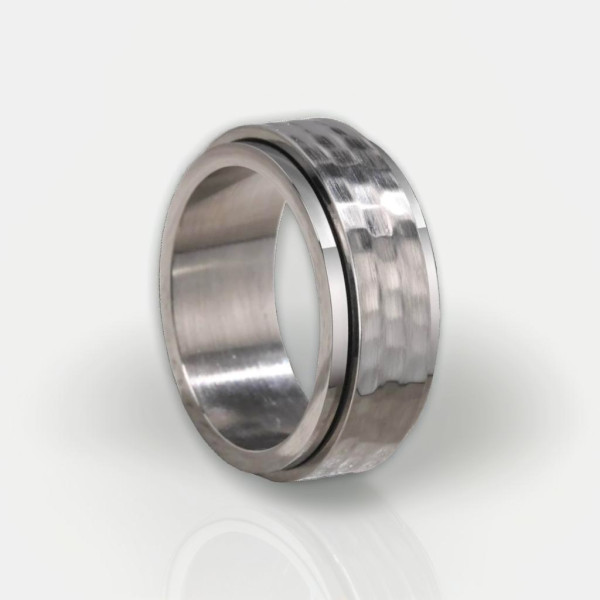 Anello da uomo con ghiera girevole in acciaio martellato personalizzabile