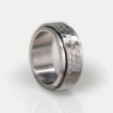 Anello da uomo con ghiera girevole in acciaio martellato personalizzabile