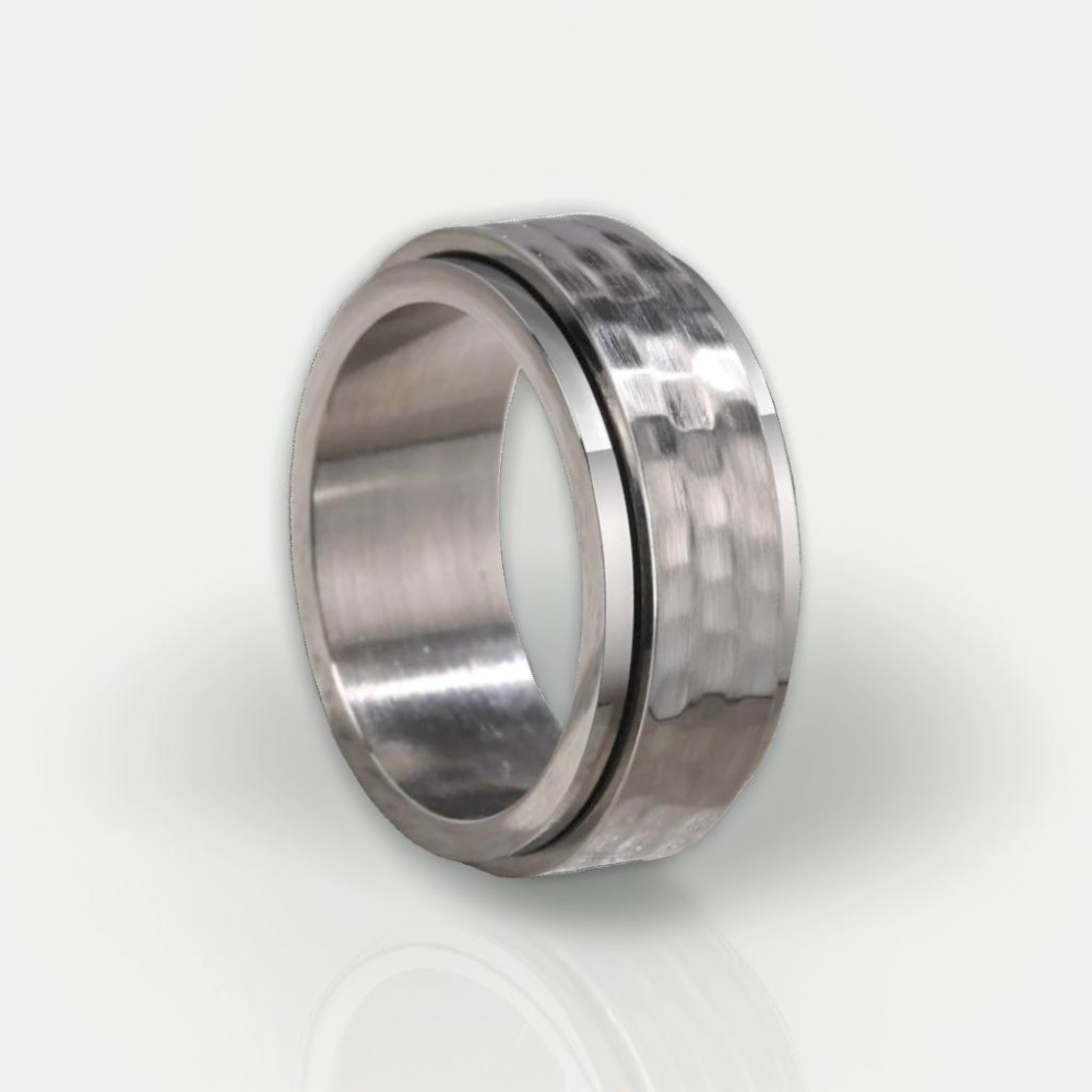 Anillo de hombre con anillo giratorio de acero martillado personalizable
