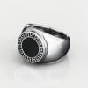 Anello da uomo in acciaio placcato oro, resina nera, motivo greco