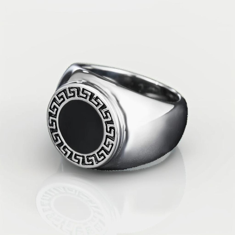 Herrenring aus Stahl, vergoldet, schwarzes Harz, griechisches Muster