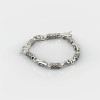 Pulsera de plata para hombre con patrón de cierre de gancho.