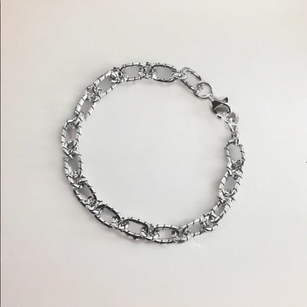 Pulsera de hombre de plata maciza con cadena azul marino.