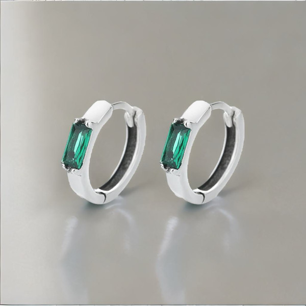 Pendientes de aro de plata con circonitas verdes para hombre y mujer.