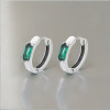 Pendientes de aro de plata con circonitas verdes para hombre y mujer.