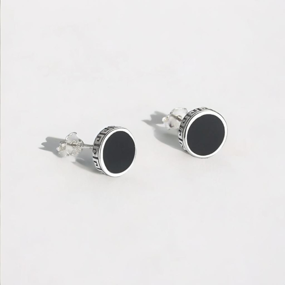 Pendientes griegos de plata en resina negra para hombre y mujer.