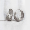 Dames oorbellen van gehamerd zilver