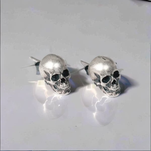 Pendientes de hombre con calavera plateada