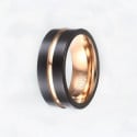 Anillo de hombre personalizado con ranura de cepillo de tungsteno, placa de oro negro