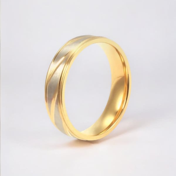 Anello da uomo e da donna in acciaio Alliance placcato oro con scanalature multiple e incisione a pennello opaco