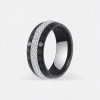 Anello da donna in ceramica nera con linea di zirconio sfaccettato