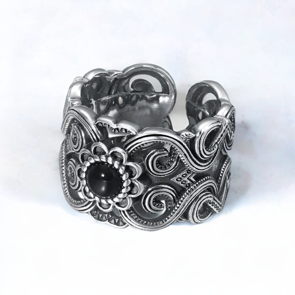 Anello cavalleresco da uomo in argento con onice nero motivo celtico