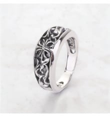 Open herenring van zilver met een gebeiteld kruis