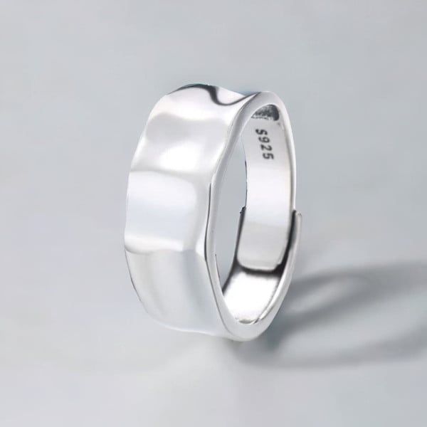 Anello da uomo in argento martellato con bracciale rigido aperto concavo