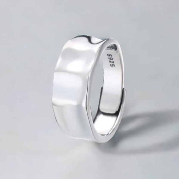 Herenring van gehamerd zilver met concave open armband