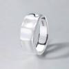 Anillo de plata martillada para hombre con brazalete abierto cóncavo.