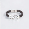 Pulsera de hombre de cuero trenzado con esposas de acero.