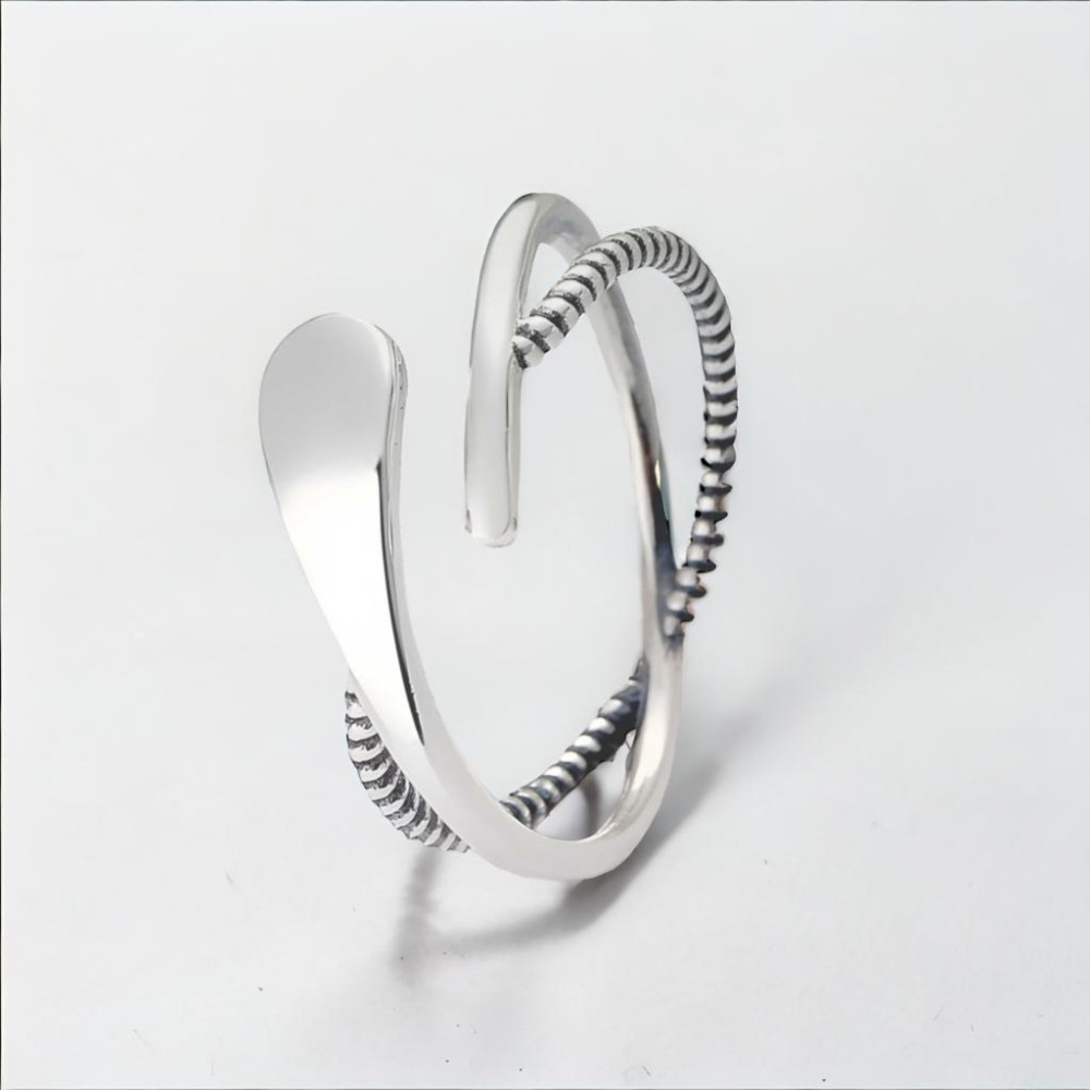 Silver open ring with infinite crossed lines