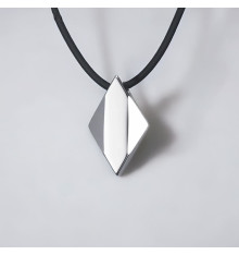 Ciondolo personalizzato in tungsteno da uomo con piastra di diamante sfaccettato