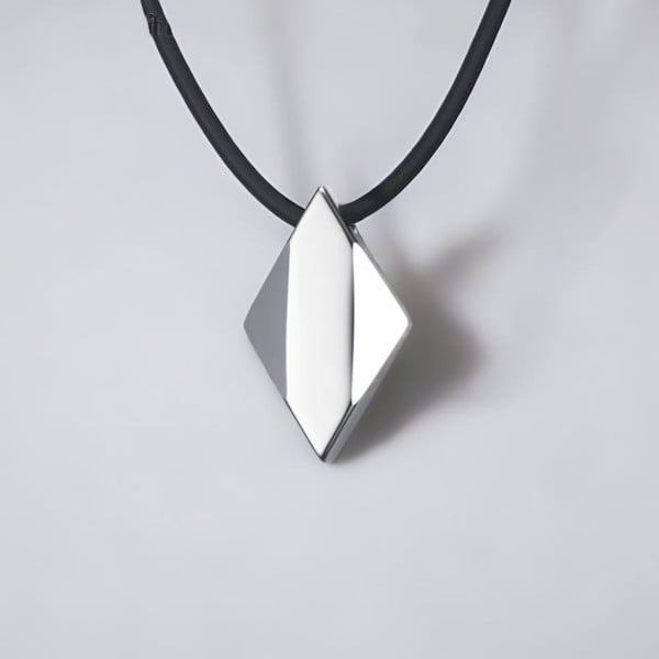 Ciondolo personalizzato in tungsteno da uomo con piastra di diamante sfaccettato
