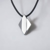 Ciondolo personalizzato in tungsteno da uomo con piastra di diamante sfaccettato