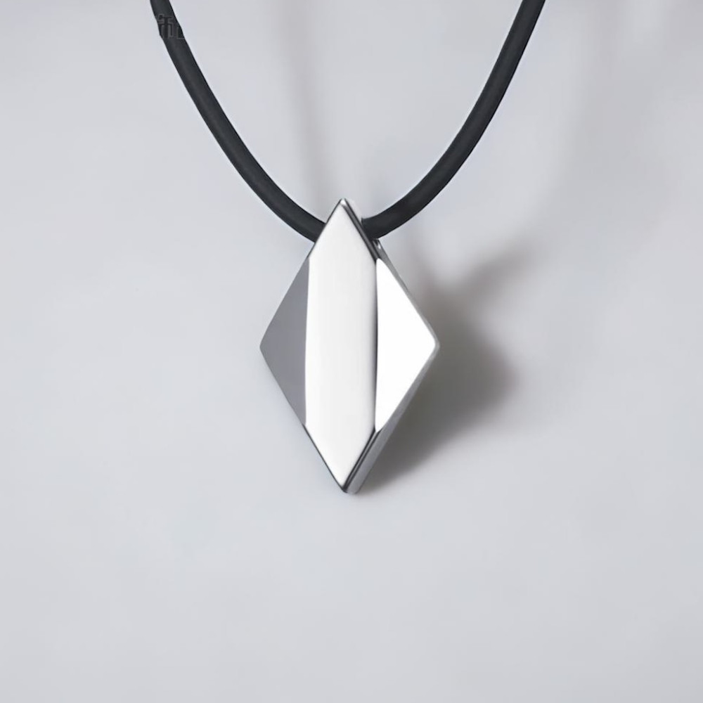 Ciondolo personalizzato in tungsteno da uomo con piastra di diamante sfaccettato