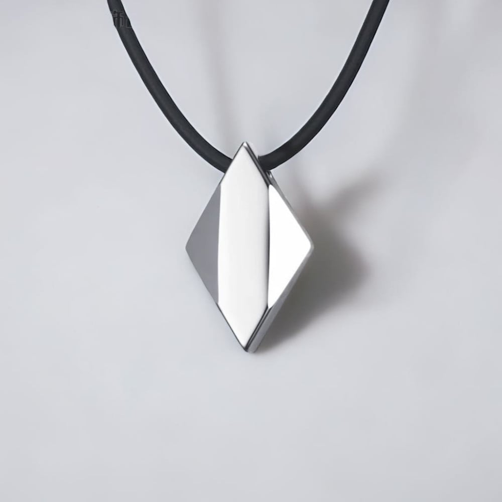 Colgante de tungsteno personalizado para hombre con placa de diamantes facetados