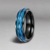 Anello in tungsteno personalizzato da uomo, alleanza blu sfaccettata