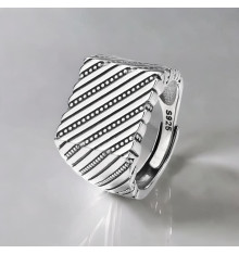 Anello da uomo quadrato in argento con cavaliere aperto