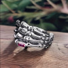 Bague argent main de squelette