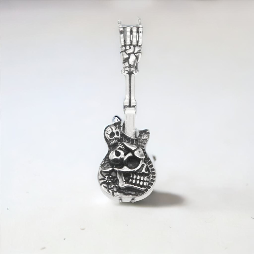 Colgante de plata 925 para guitarra calavera de hombre.