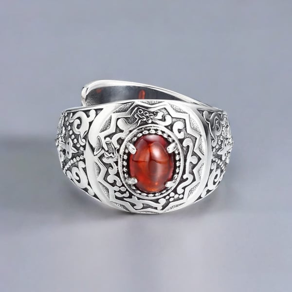 Anello da cavaliere aperto in argento da uomo con onice ovale rosso e motivo a croce