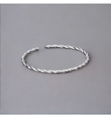Massiver, gedrehter Armreif aus Silber