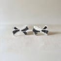Orecchini in argento con borchie a papillon