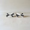 Orecchini in argento con borchie a papillon