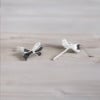Orecchini in argento con borchie a papillon