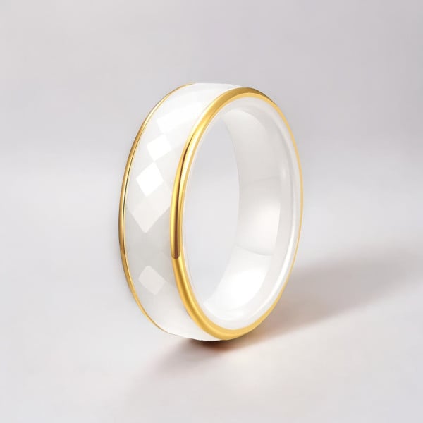 Anillo de cerámica multifacético