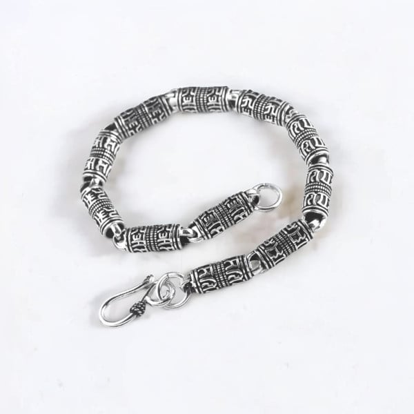 Herrenarmband aus silbernem, zylindrischem Oxid mit OM-Muster