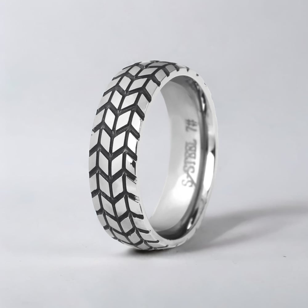 Bague personnalisee homme anneau titane plaque or style pneu biker rouage
