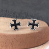 Boucles d'oreilles clous croix de malte argent resine noir
