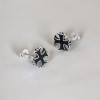 Boucles d'oreilles clous croix de malte argent resine noir