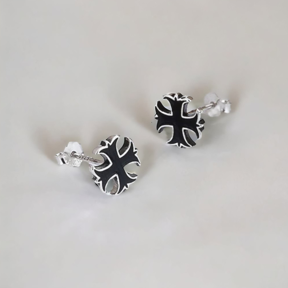 Boucles d'oreilles clous croix de malte argent resine noir