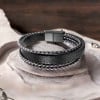 Herrenarmband aus schwarzem Leder mit mehreren Kordeln