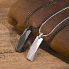 Pendentif barre facetté acier