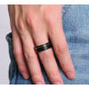 Bague personnalisee homme anneau plat tungstene noir rainure brosse gravure
