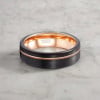 Bague personnalisee homme anneau plat tungstene noir rainure brosse gravure