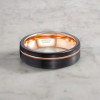 Bague personnalisee homme anneau plat tungstene noir rainure brosse gravure